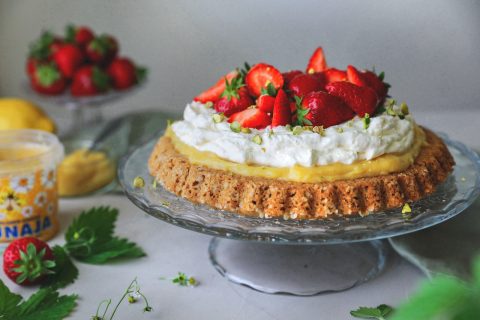 Hunajainen mansikkakakku hunajaisella lemon curdilla